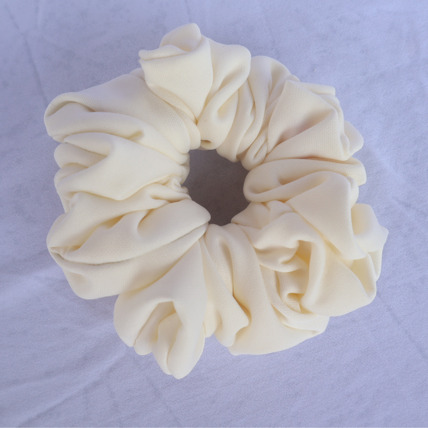 Chouchou crème (scrunchie)