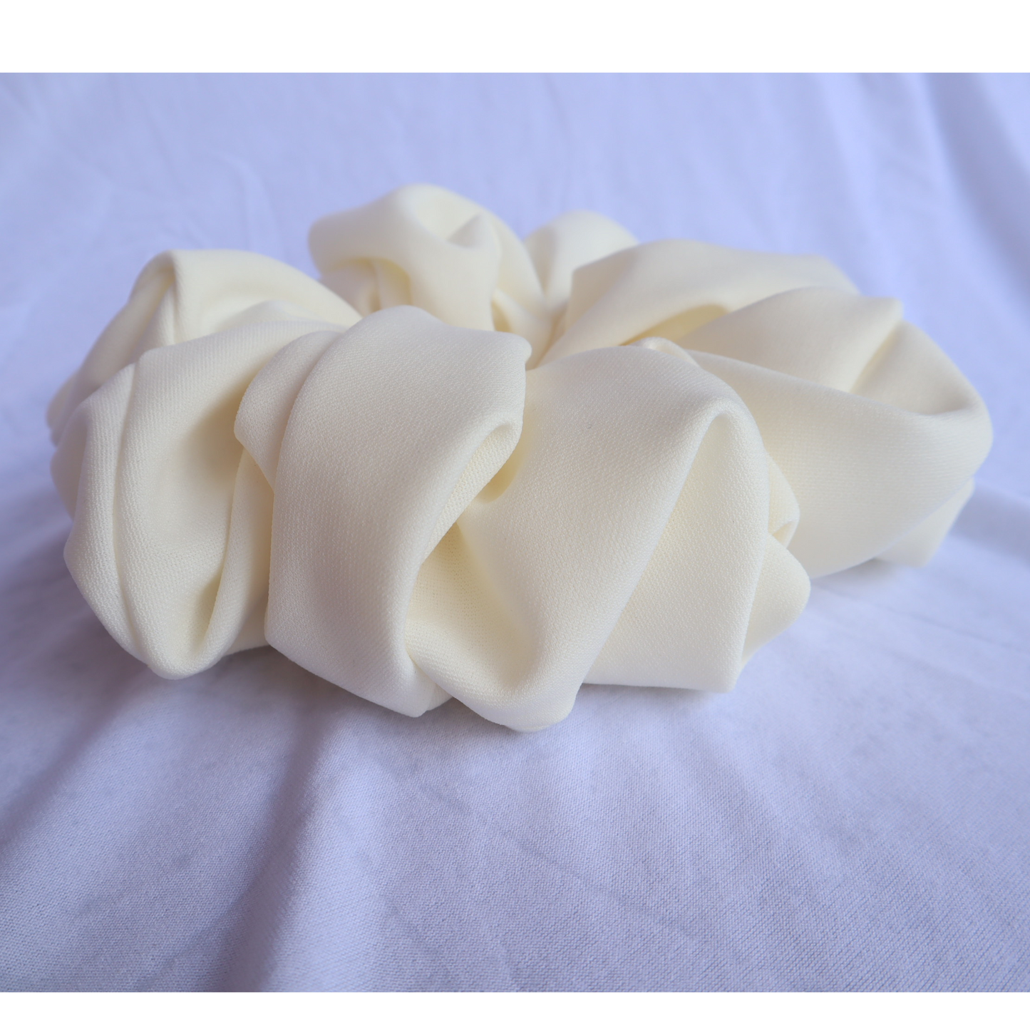 Chouchou crème (scrunchie)