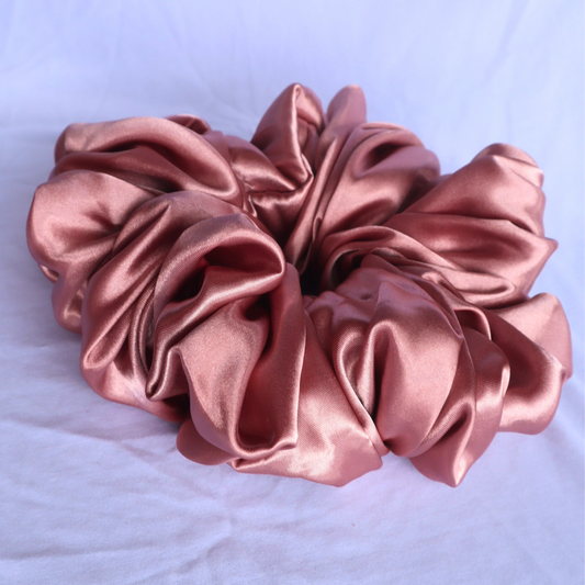 Chouchou en satin rose pâle (scrunchie)
