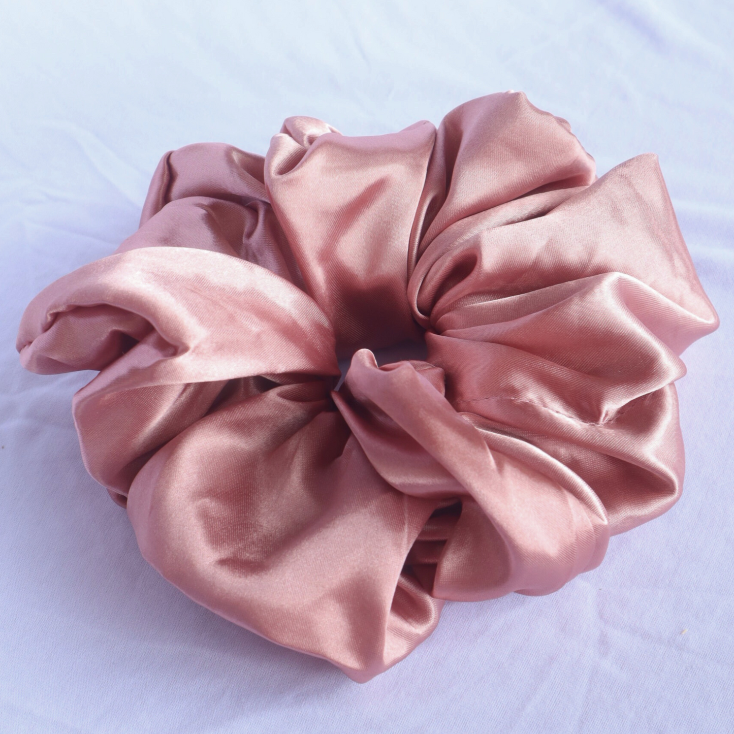Chouchou en satin rose pâle (scrunchie)