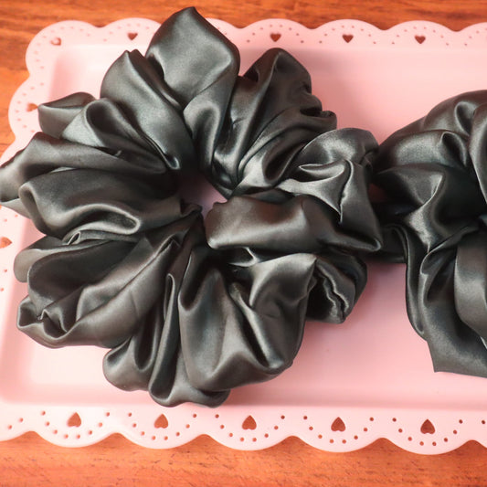Chouchou en satin vert (scrunchie)
