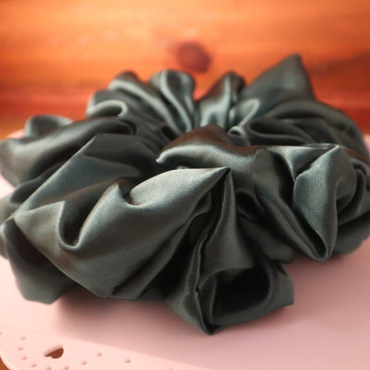 Chouchou en satin vert (scrunchie)