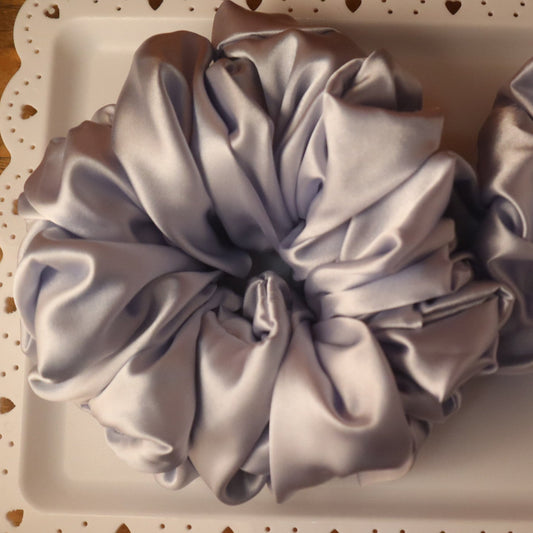 Chouchou en satin bleu pâle (scrunchie)