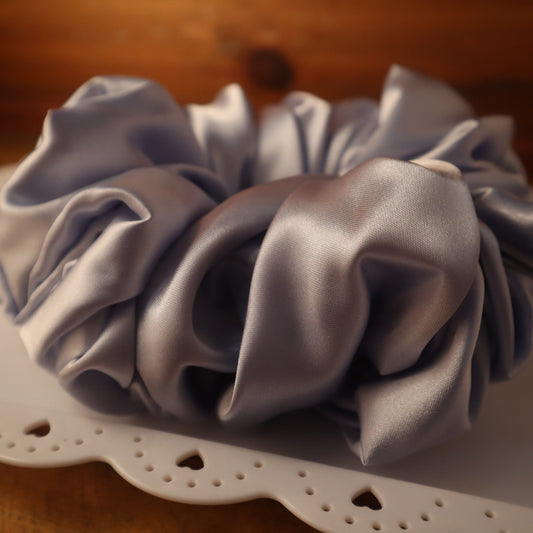 Chouchou en satin bleu pâle (scrunchie)