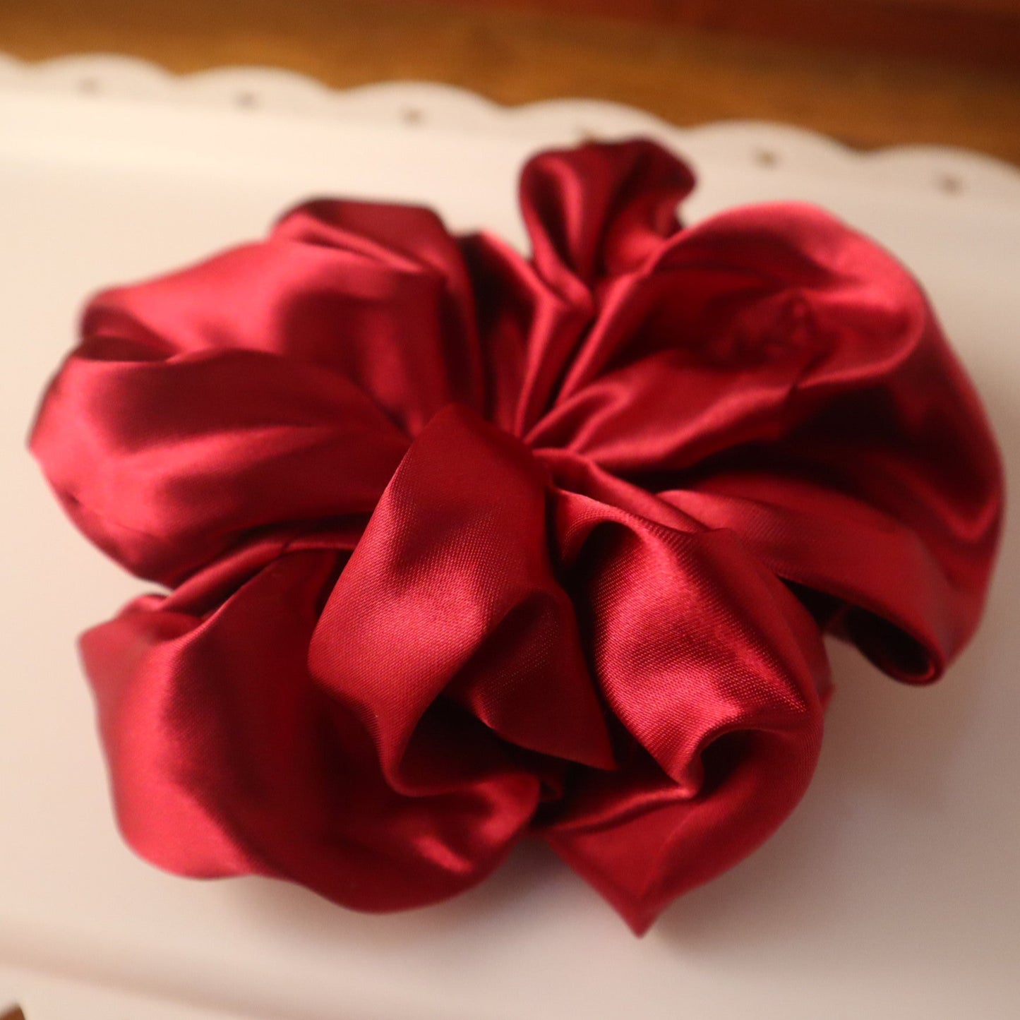 Chouchou en satin rouge (scrunchie)