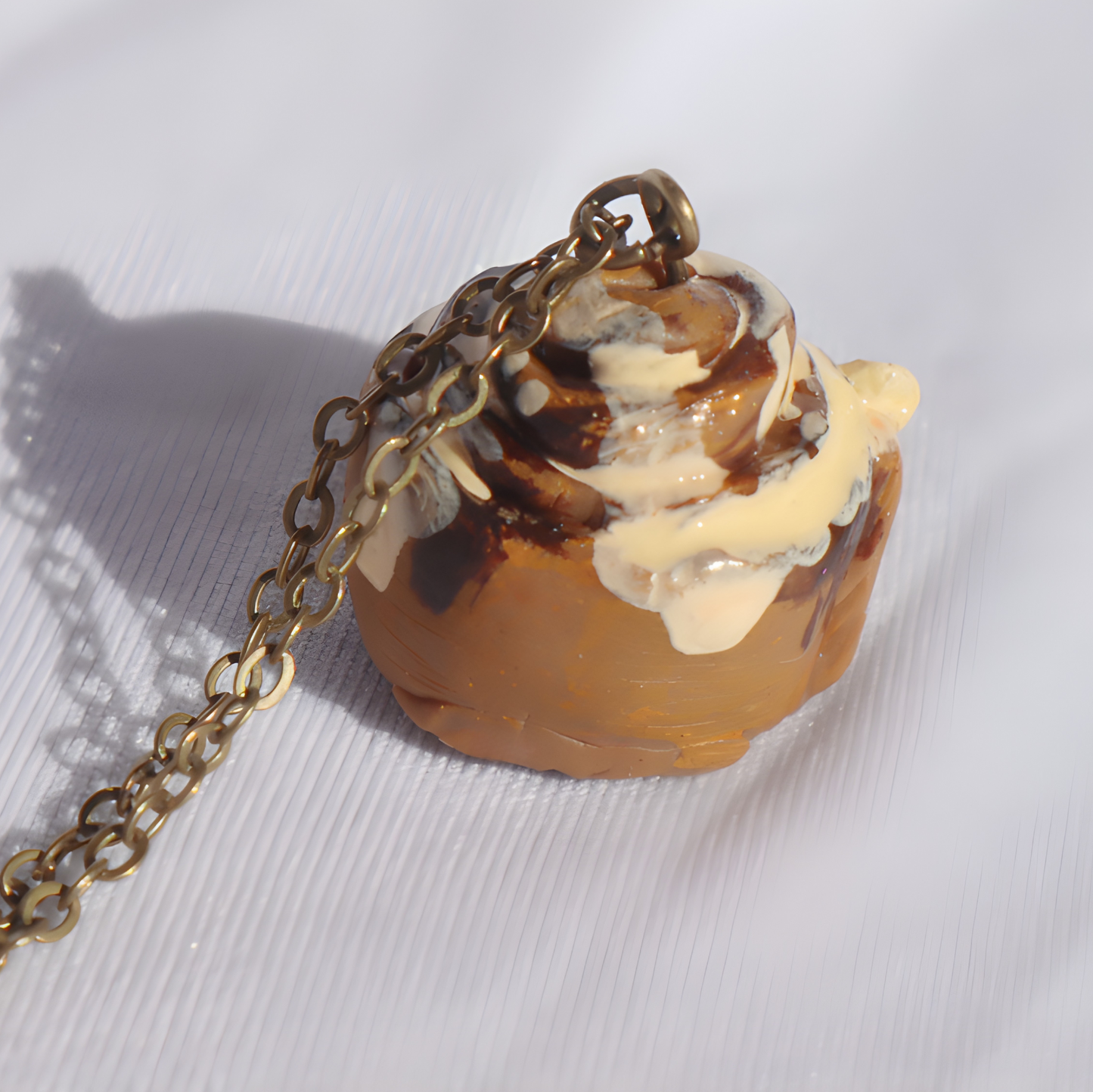 Collier Dessert - Brioche à la cannelle - bijoux nourriture miniature