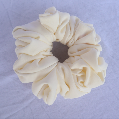 Chouchou crème (scrunchie)