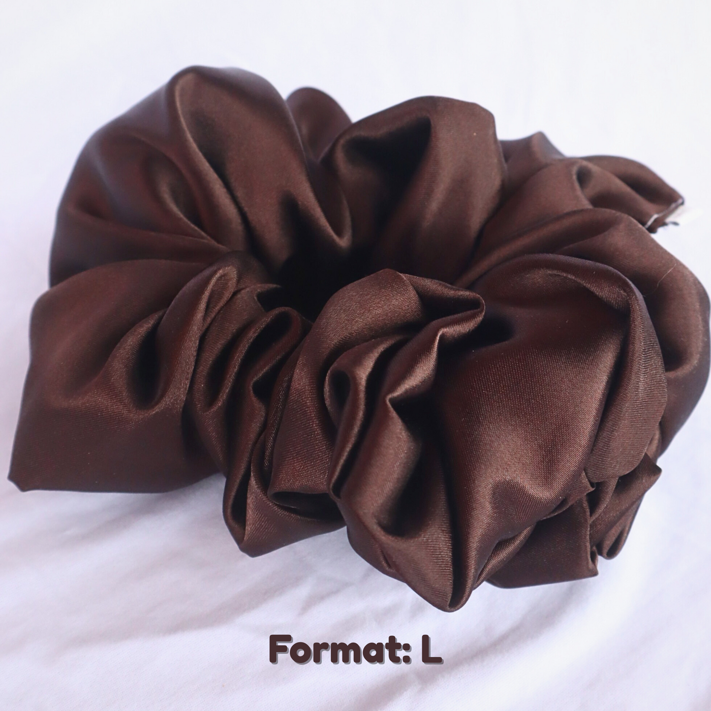 Chouchou en satin brun (scrunchie)