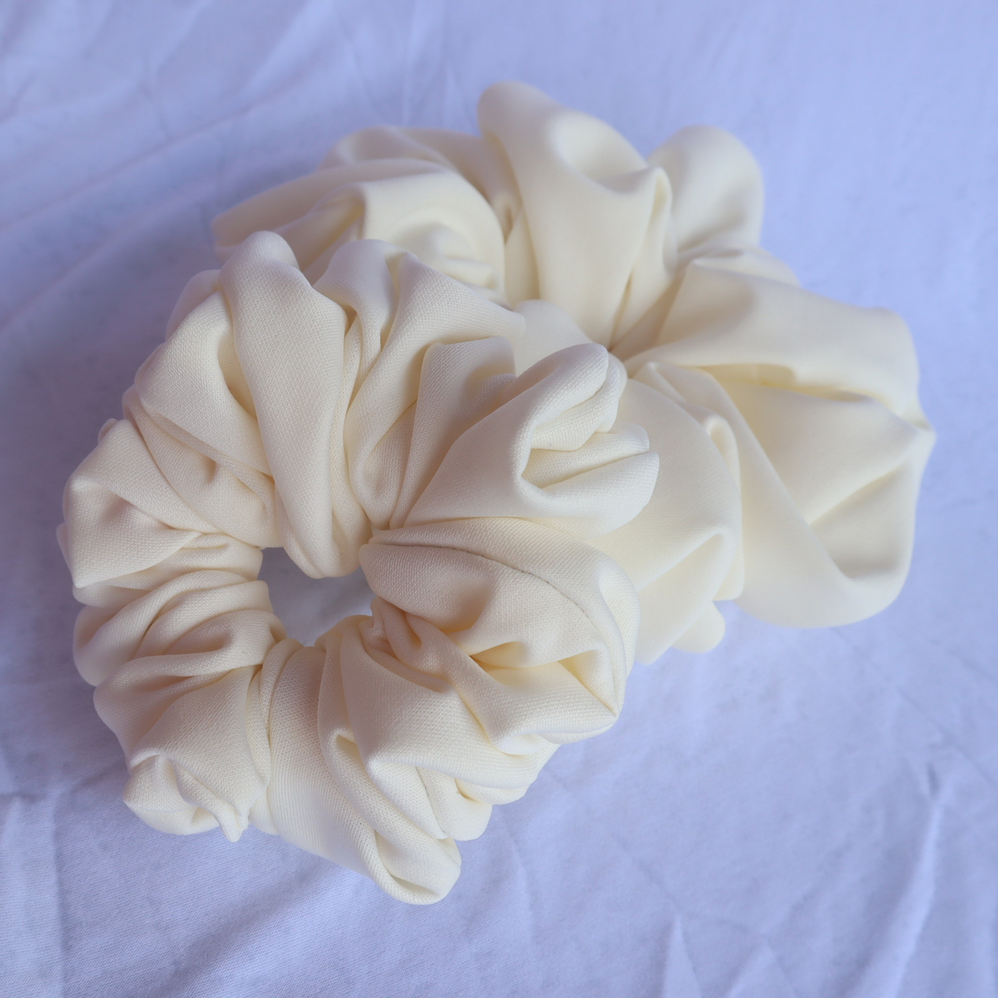Chouchou crème (scrunchie)