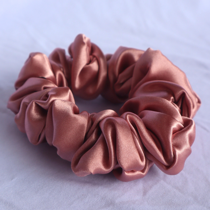 Chouchou en satin rose pâle (scrunchie)