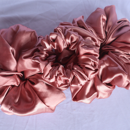 Chouchou en satin rose pâle (scrunchie)