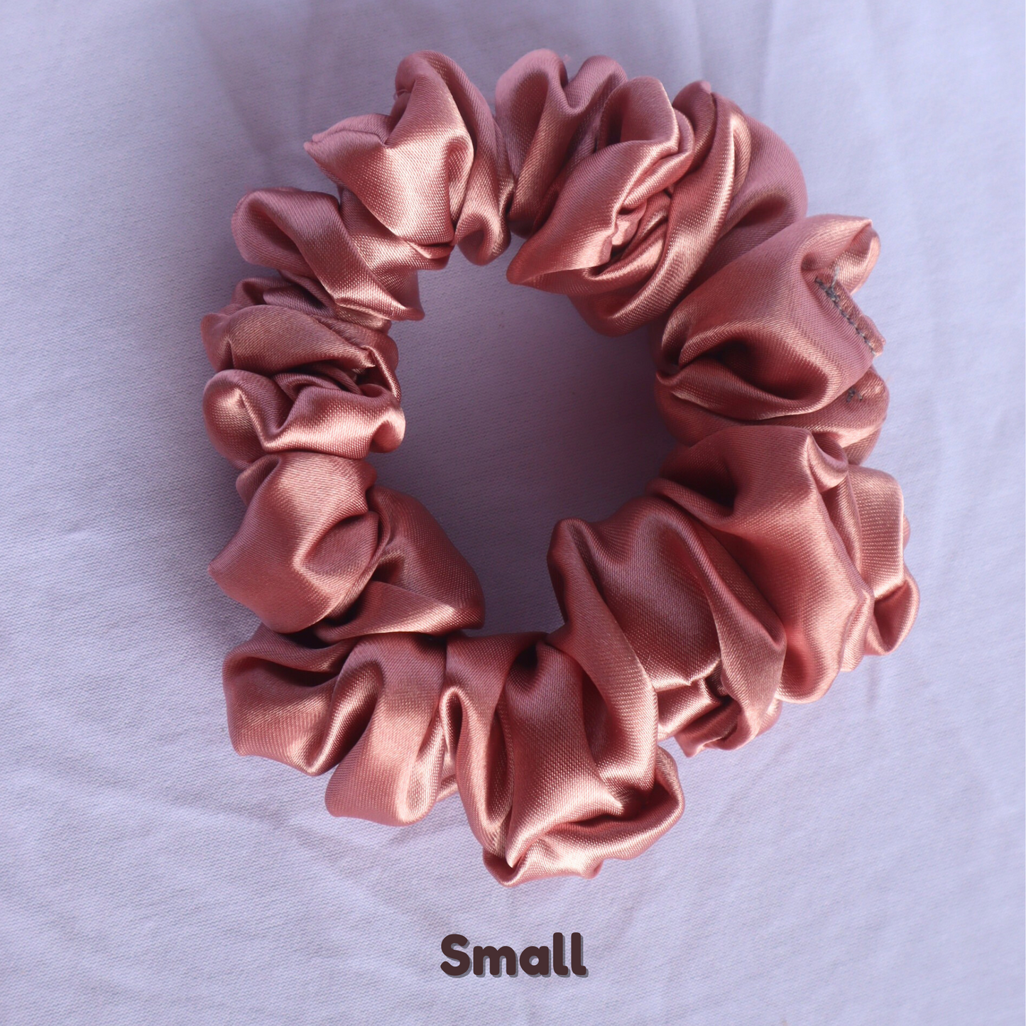 Chouchou en satin rose pâle (scrunchie)