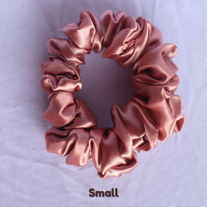 Chouchou en satin rose pâle (scrunchie)