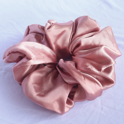 Chouchou en satin rose pâle (scrunchie)