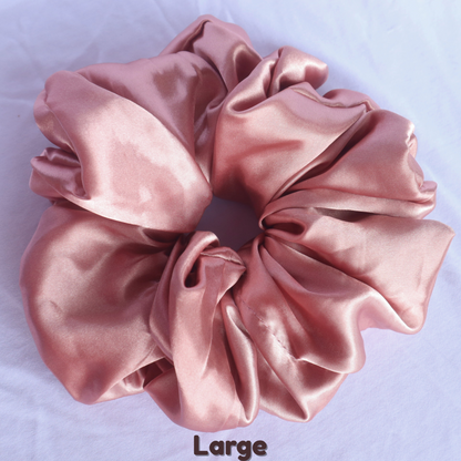 Chouchou en satin rose pâle (scrunchie)