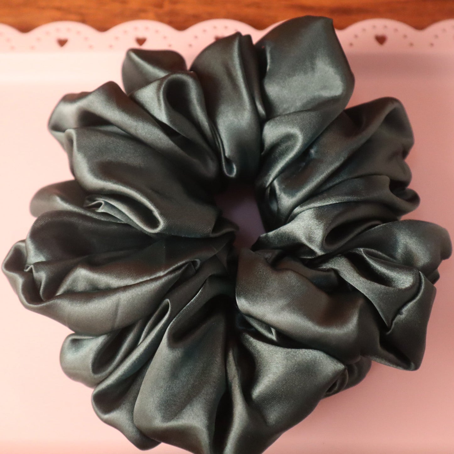 Chouchou en satin vert (scrunchie)
