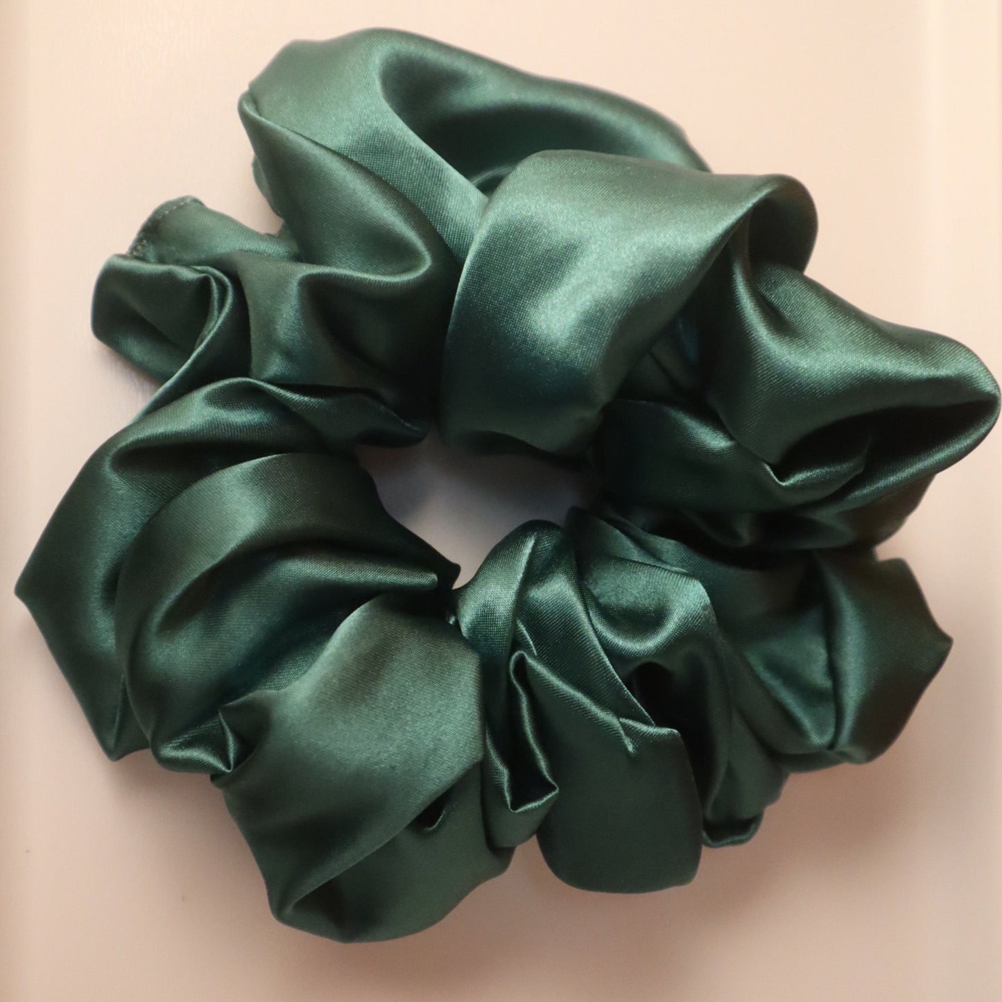 Chouchou en satin vert (scrunchie)