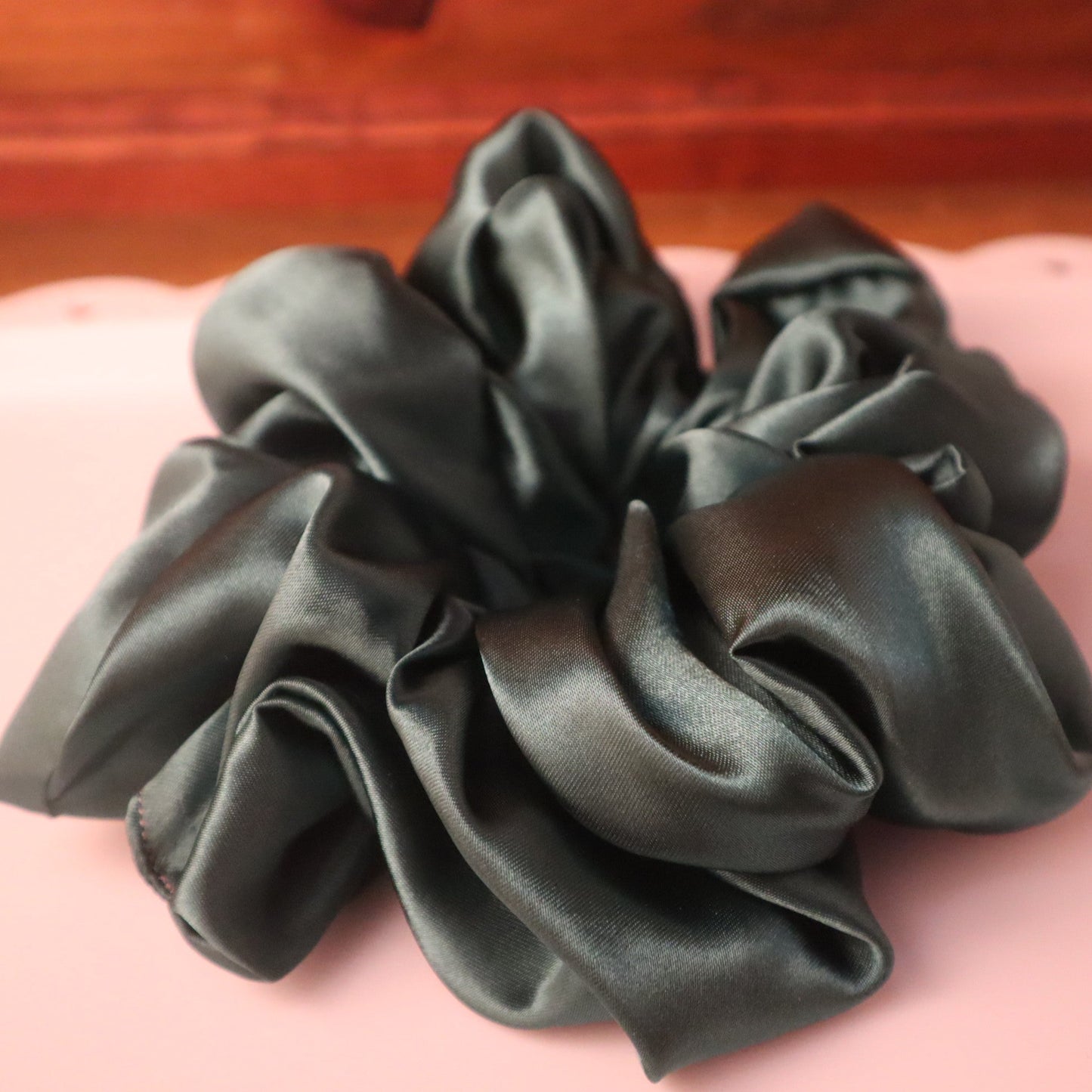 Chouchou en satin vert (scrunchie)