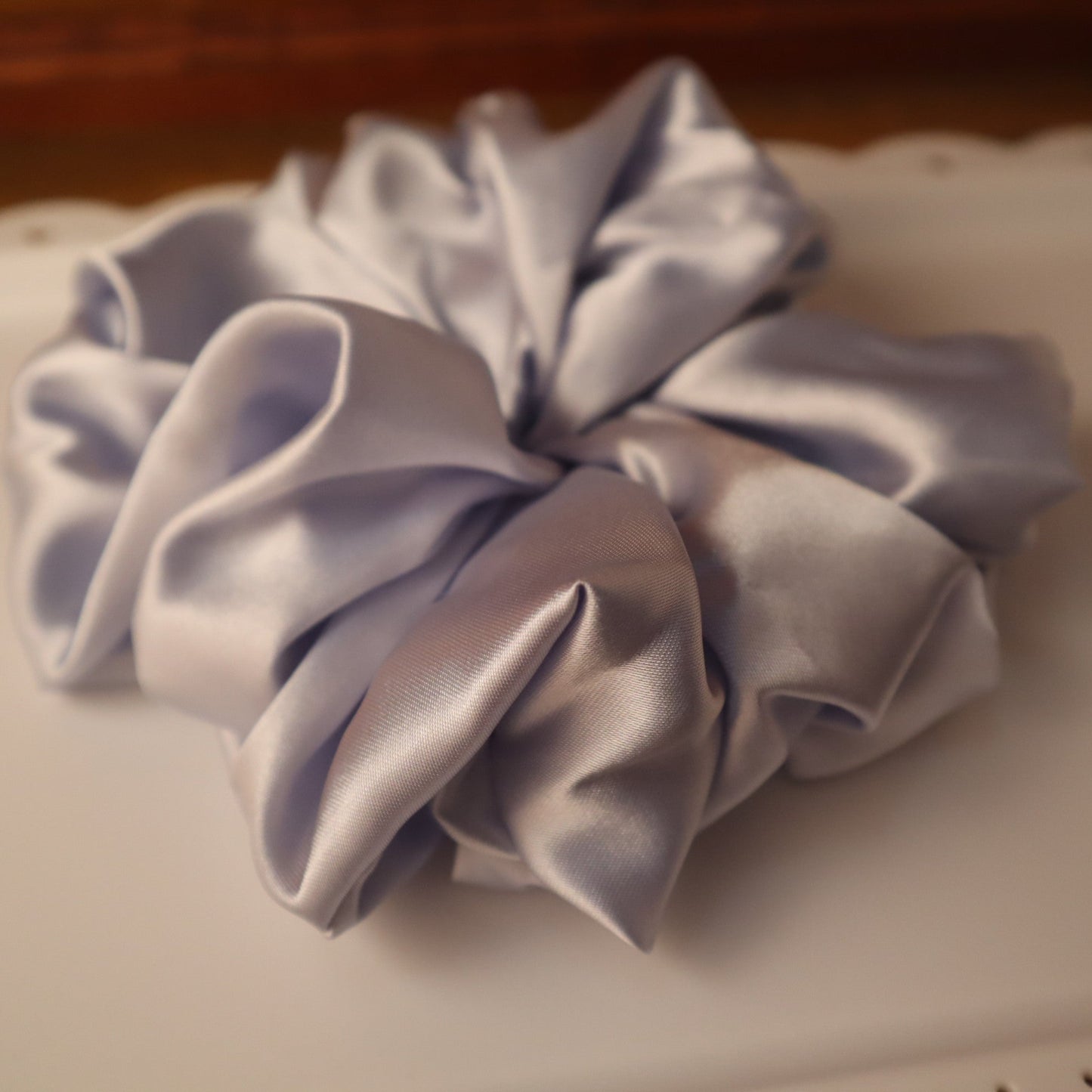 Chouchou en satin bleu pâle (scrunchie)