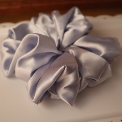 Chouchou en satin bleu pâle (scrunchie)