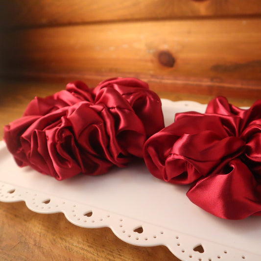 Chouchou en satin rouge (scrunchie)