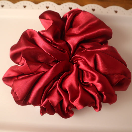 Chouchou en satin rouge (scrunchie)