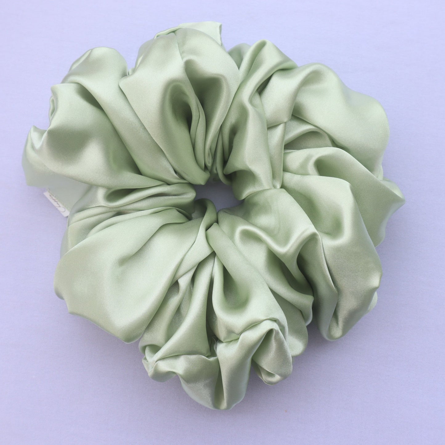Chouchou vert pâle en satin (scrunchie)