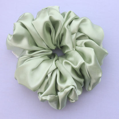 Chouchou vert pâle en satin (scrunchie)