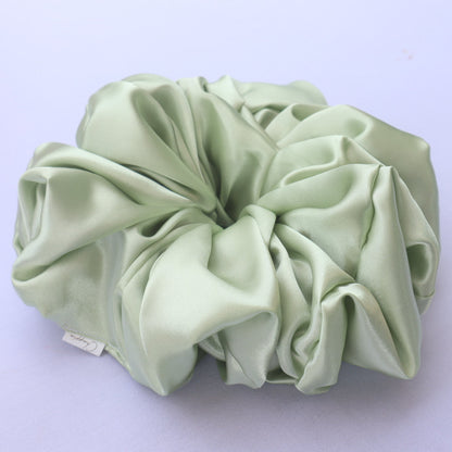 Chouchou vert pâle en satin (scrunchie)