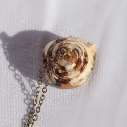 Collier Dessert - Brioche à la cannelle - bijoux nourriture miniature